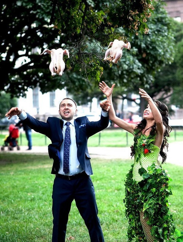 Jika biasanya kedua pengantin melemparkan bunga ini justru ayam mentah Mending buat hidangan aja deh Kwikku, Jika biasanya kedua pengantin melemparkan bunga ini justru ayam mentah Mending buat hidangan aja deh