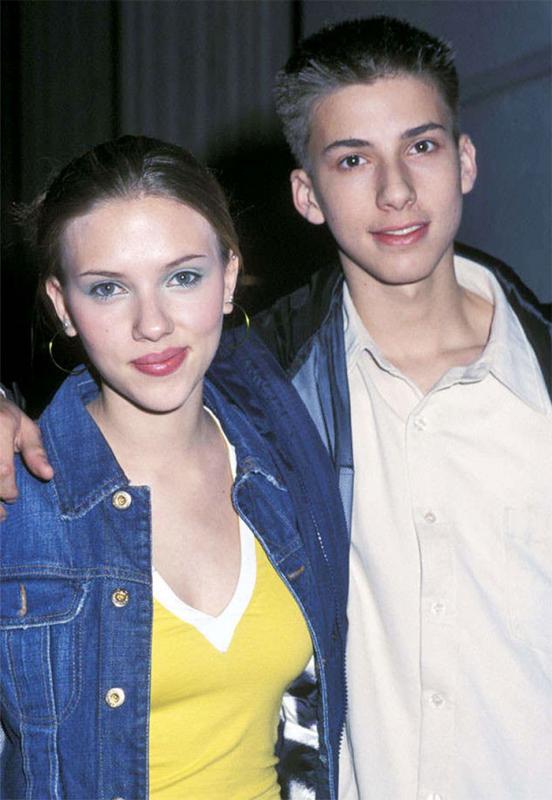 Scarlet Johansson dengan kembarannya Hunter Kwikku, Scarlet Johansson dengan kembarannya Hunter