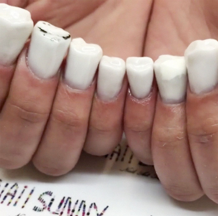 Nail arts bentuk gigi ini juga dilengkapi dengan molar yang menyerupai milik manusia Kwikku, Nail arts bentuk gigi ini juga dilengkapi dengan molar yang menyerupai milik manusia