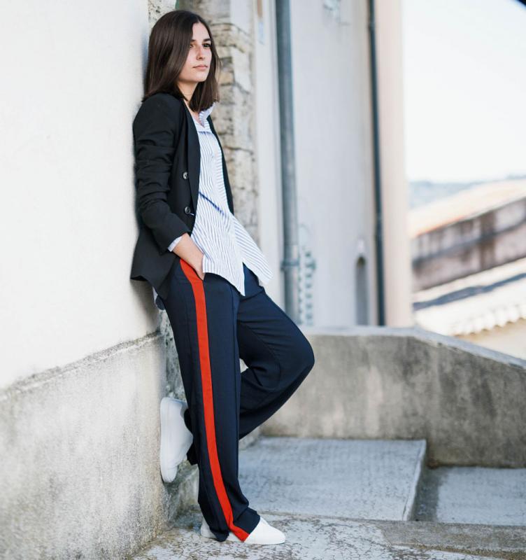 Meski identik dengan pakaian olahraga namun track pant juga bisa dibuat formal dengan paduan blazer berwarna sama Kwikku, Meski identik dengan pakaian olahraga namun track pant juga bisa dibuat formal dengan paduan blazer berwarna sama