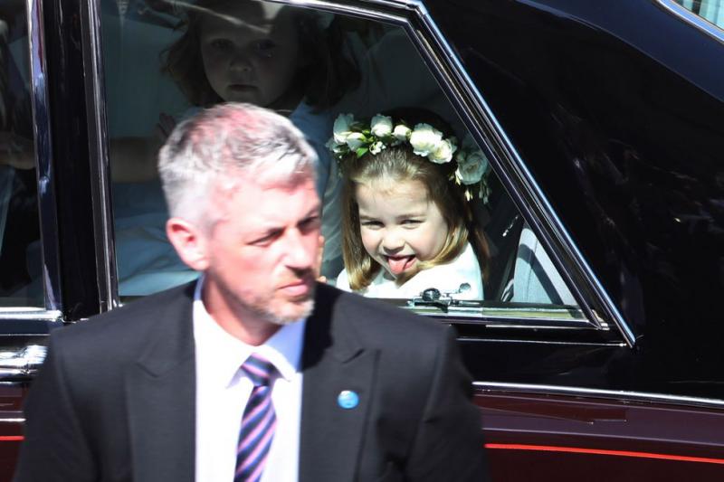 Putri Charlotte mengeluarkan lidahnya kepada media saat berada di dalam mobil Gemes banget nggak sih Kwikku, Putri Charlotte mengeluarkan lidahnya kepada media saat berada di dalam mobil Gemes banget nggak sih