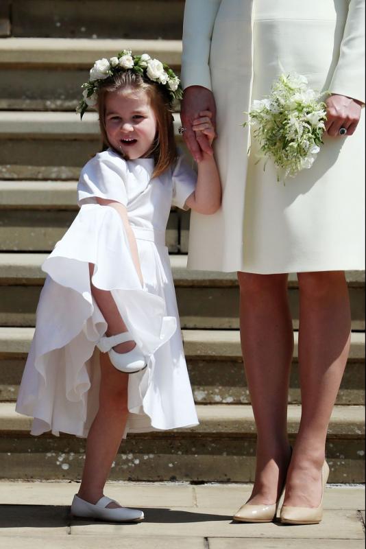 Yah namanya juga anakanak pasti ada saja tingkah lucunya Para bridesmaid menggunakan sepatu dengan kualitas kulit terbaik dari Aquazurra yang diberi inisial kedua mempelai Kwikku, Yah namanya juga anakanak pasti ada saja tingkah lucunya Para bridesmaid menggunakan sepatu dengan kualitas kulit terbaik dari Aquazurra yang diberi inisial kedua mempelai
