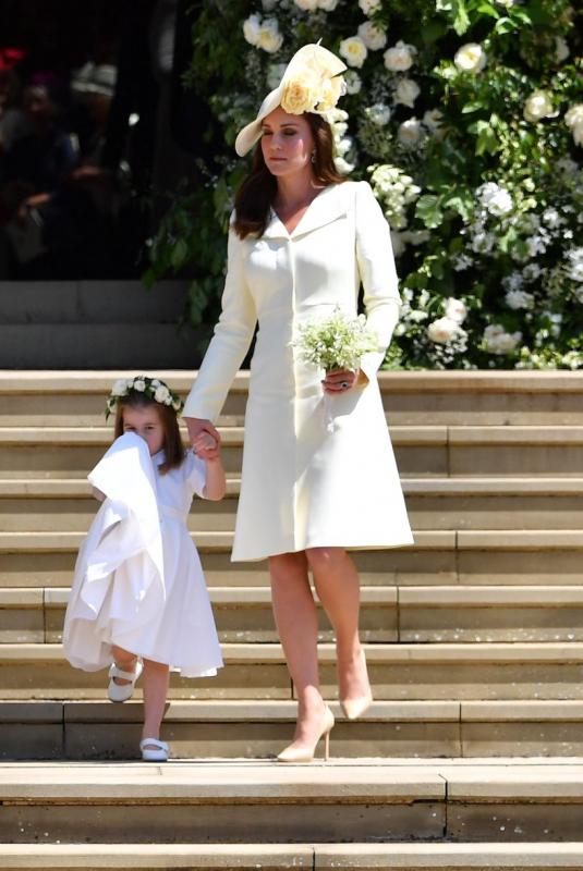 Bahkan gaun rancangan Clare Waight Keller yang dilengkapi dengan kantung itu pun jadi tisu buat buang ingus Hmm Kwikku, Bahkan gaun rancangan Clare Waight Keller yang dilengkapi dengan kantung itu pun jadi tisu buat buang ingus Hmm