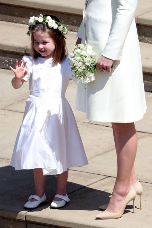 Buket bunga yang dibawa oleh Charlotte sama dengan yang dibawa oleh Meghan Bunga mawar putih sengaja dipilih untuk menghormati mendiang neneknya Lady Diana Kwikku, Buket bunga yang dibawa oleh Charlotte sama dengan yang dibawa oleh Meghan Bunga mawar putih sengaja dipilih untuk menghormati mendiang neneknya Lady Diana