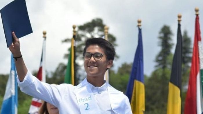 Iqbaal tampak mengenakan kemeja putih dan rambut cepak sembari memamerkan ijazahnya Kwikku, Iqbaal tampak mengenakan kemeja putih dan rambut cepak sembari memamerkan ijazahnya