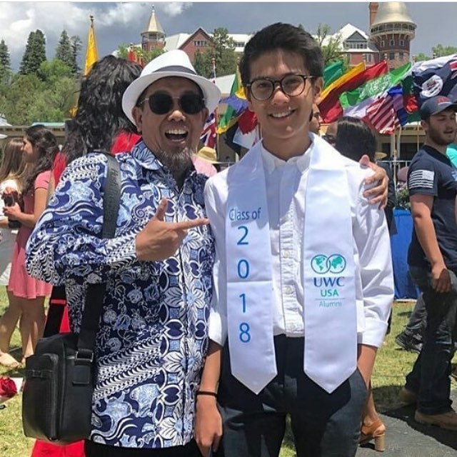 Sang ayah begitu antusias dengan kelulusan putranya Bangga banget ya Kwikku, Sang ayah begitu antusias dengan kelulusan putranya Bangga banget ya