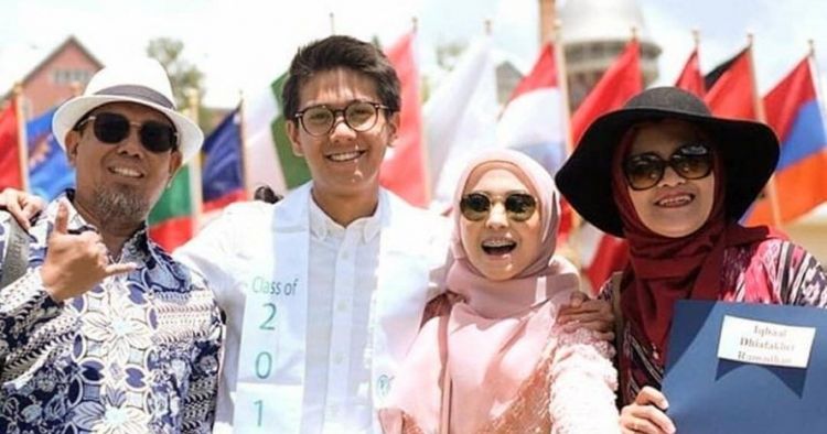 Foto keluarga yang benarbenar bahagia Kwikku, Foto keluarga yang benarbenar bahagia