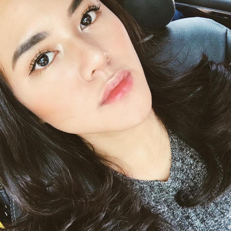 Kalau foto selfie dari atas gini mirip banget kan Kwikku, Kalau foto selfie dari atas gini mirip banget kan