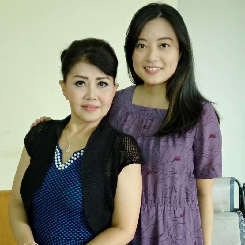 Ini dia potret dia bersama ibunda asli dari Roy Masih awet muda ya Leony Kwikku, Ini dia potret dia bersama ibunda asli dari Roy Masih awet muda ya Leony