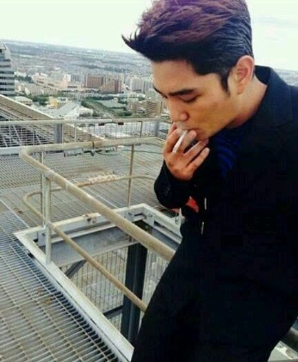 Kwikku, Kang In Super Junior juga diketahui seorang perokok aktif dan fans khawatir dengan suaranya