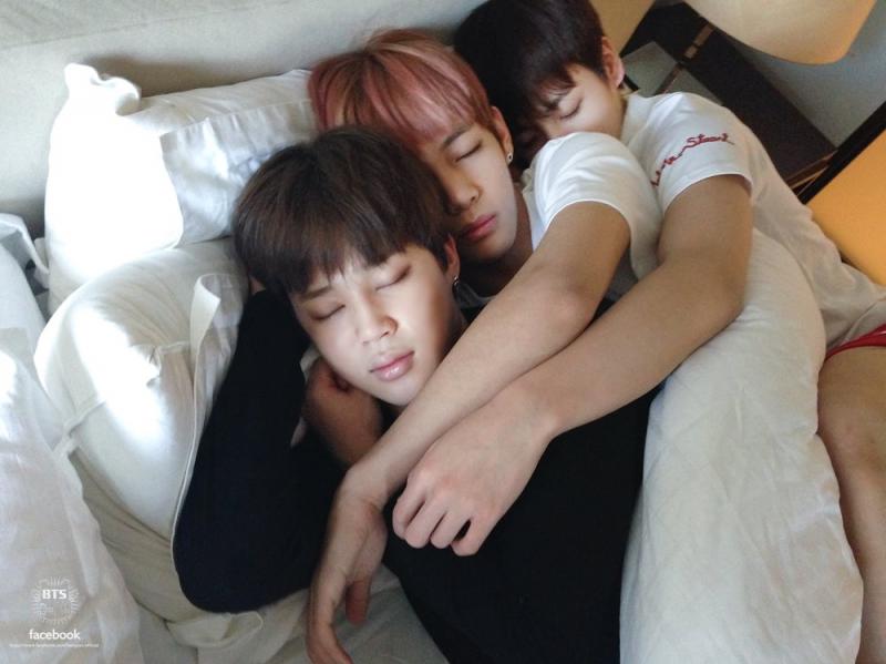 Gay adalah topik sensitif di Amerika Pakaian berwarna kuning atau merah mudah terlihat seperti kaum LGBT Bahkan menyilangkan kaki saat duduk pun dinilai sebagai golongan tersebut Sementara di Korea tidak ada yang peduli Kwikku, Gay adalah topik sensitif di Amerika Pakaian berwarna kuning atau merah mudah terlihat seperti kaum LGBT Bahkan menyilangkan kaki saat duduk pun dinilai sebagai golongan tersebut Sementara di Korea tidak ada yang peduli