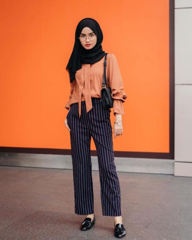 Nah kalau kamu suka dengan gaya sporty Bisa juga lho memadukan stripe pants dengan blouse oranye Justru akan berikan dua style sekaligus yakni kasual dan classic Kwikku, Nah kalau kamu suka dengan gaya sporty Bisa juga lho memadukan stripe pants dengan blouse oranye Justru akan berikan dua style sekaligus yakni kasual dan classic