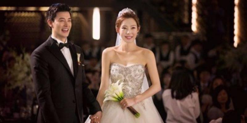 Eli UKiss mengumumkan pernikahannya secara mendadak pada tahun Keduanya menggelar pesta pernikahan dengan penuh kebahagiaan dengan keluarga dan sahabat Mereka dikaruniai putra lucu yang diberi nama Michael Minsoo Kim Kwikku, Eli UKiss mengumumkan pernikahannya secara mendadak pada tahun Keduanya menggelar pesta pernikahan dengan penuh kebahagiaan dengan keluarga dan sahabat Mereka dikaruniai putra lucu yang diberi nama Michael Minsoo Kim