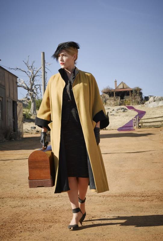 Mustard Coat dan Feathered Hat Kwikku, Mustard Coat dan Feathered Hat