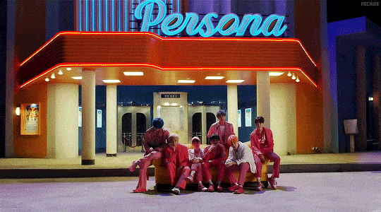 Kwikku, Para anggota dengan pakaian pink dan latar penuh warna Semua iti membuat penonton terbawa dalam lagu yang ceria 