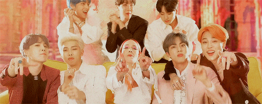 Kwikku, Properti sofa mengingatkan pada MV BTS terdahulu seperti Spring Day Blood Sweat amp Tears hingga IDOL 