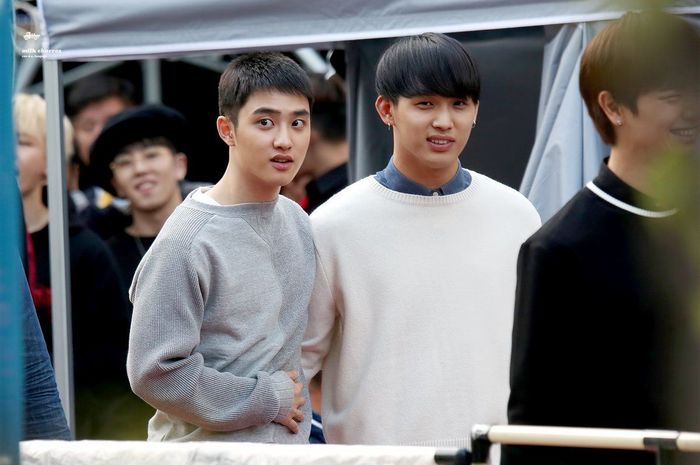DO EXO dan Hyunsik BTOB samasama tim paduan suara di Goyang Baekseok High School Nggak heran kalau keduanya tampak akrab Kwikku, DO EXO dan Hyunsik BTOB samasama tim paduan suara di Goyang Baekseok High School Nggak heran kalau keduanya tampak akrab