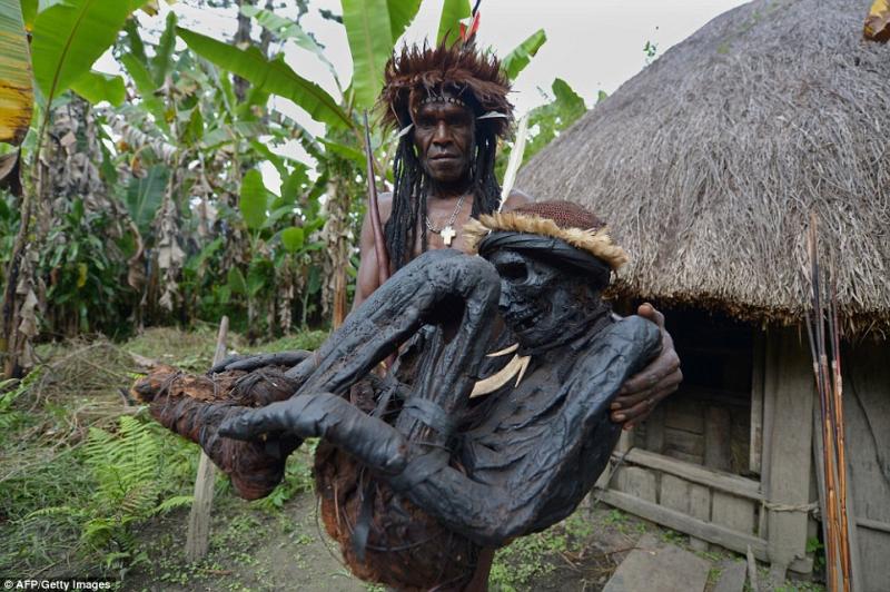 Pengasapan Mayat di Papua Nugini Kwikku, Pengasapan Mayat di Papua Nugini