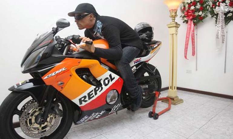 David Morales dengan motor kesayangannya dibalsem dan diposisikan seolah sedang mengendarai motornya Kwikku, David Morales dengan motor kesayangannya dibalsem dan diposisikan seolah sedang mengendarai motornya