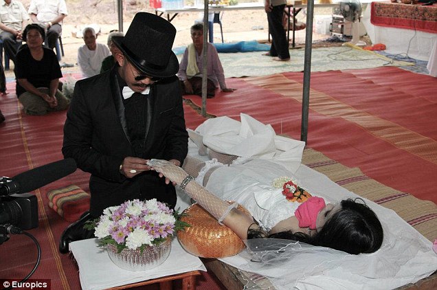 Sarinya Kamsook yang didandani sebagai pengantin dan dinikahi Chadil Deffy meskipun sudah meninggal Kwikku, Sarinya Kamsook yang didandani sebagai pengantin dan dinikahi Chadil Deffy meskipun sudah meninggal
