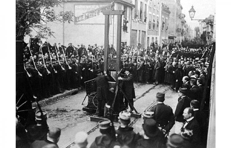 Eksekutor Guillotine adalah selebritis yang diagungagungkan Kwikku, Eksekutor Guillotine adalah selebritis yang diagungagungkan