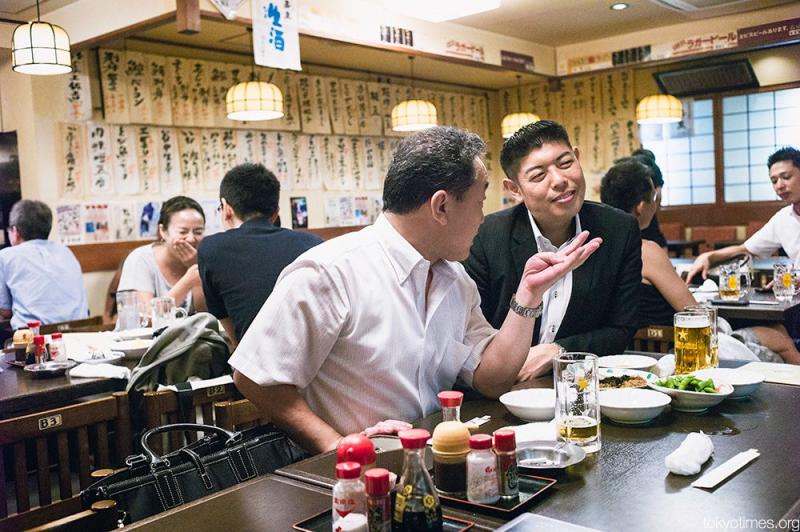 Kebiasaan Menuangkan Sake ke Senior Kwikku, Kebiasaan Menuangkan Sake ke Senior