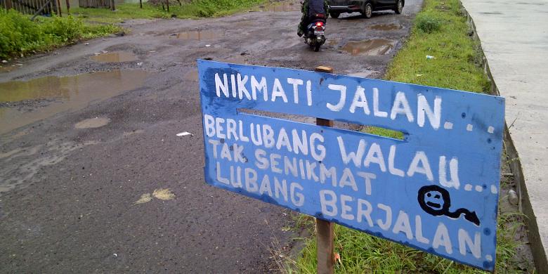 Awas banyak lubang harus ingat kewaspadaan kita adalah keselamatan bagi orang lain Kwikku, Awas banyak lubang harus ingat kewaspadaan kita adalah keselamatan bagi orang lain