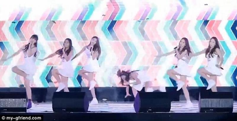 Salah satu personel Yuju Gfriend ini sampai jatuh kali loh garagara panggung yang basah dan licin karena hujan Kasiaaaan Kwikku, Salah satu personel Yuju Gfriend ini sampai jatuh kali loh garagara panggung yang basah dan licin karena hujan Kasiaaaan