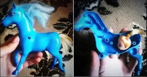 Di sebelah kiri nampak tidak ada masalah dengan mainan yang satu ini tapi coba perhatikan gambar yang sebelah kanan Kalian pasti tidak akan percaya kalo ekor kuda ini terbuat dari rambut pada kepala boneka Kwikku, Di sebelah kiri nampak tidak ada masalah dengan mainan yang satu ini tapi coba perhatikan gambar yang sebelah kanan Kalian pasti tidak akan percaya kalo ekor kuda ini terbuat dari rambut pada kepala boneka
