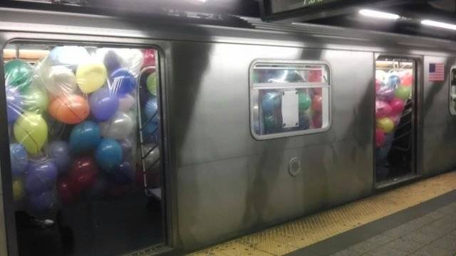 Kereta yang satu ini kok penumpangnya balon semua ya Lagi ulang tahun kah Kwikku, Kereta yang satu ini kok penumpangnya balon semua ya Lagi ulang tahun kah