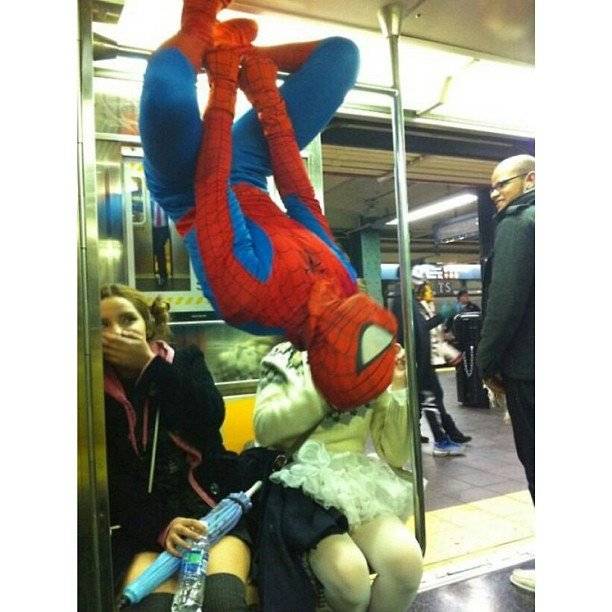 Liat tuh spiderman malah naik angkot Padahal dia kan bisa kesana kemari hanya dengan jaringnya mungkin dia lelah D Kwikku, Liat tuh spiderman malah naik angkot Padahal dia kan bisa kesana kemari hanya dengan jaringnya mungkin dia lelah D
