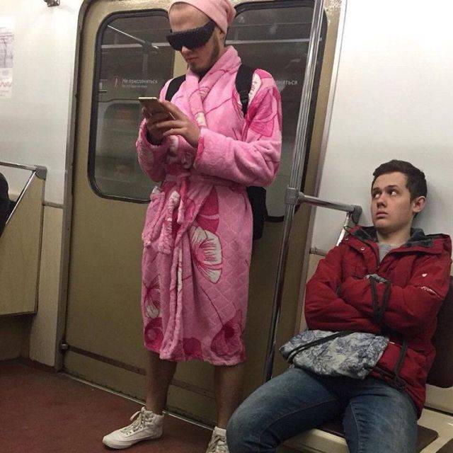 Apa lagi nih Pakai kimono serba pink Sadar gak sih Ini tuh lagi di kereta brooo bukan di kamar Haha Kwikku, Apa lagi nih Pakai kimono serba pink Sadar gak sih Ini tuh lagi di kereta brooo bukan di kamar Haha