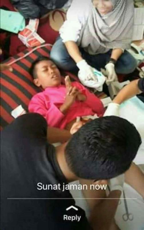 Waduh Udah ngeluarin jurus seribu bayangan dia Bentar lagi si pak Ustadz bakalan kebanjiran pasien khitanan tuh Haha Kwikku, Waduh Udah ngeluarin jurus seribu bayangan dia Bentar lagi si pak Ustadz bakalan kebanjiran pasien khitanan tuh Haha