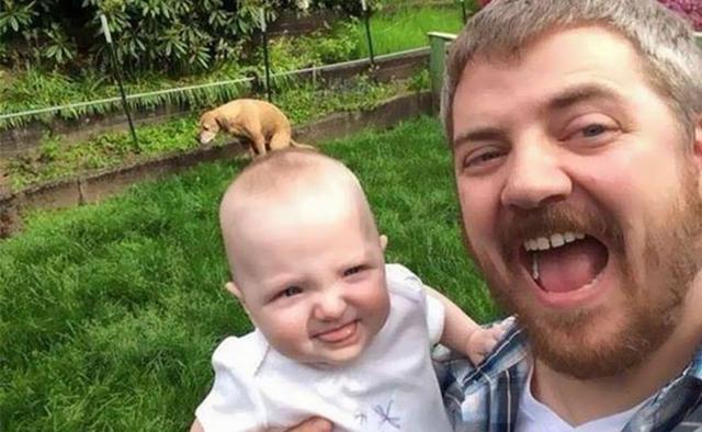 Lagi berfoto bersama sang buah hati pria yang satu ini tidak sengaja mengambil foto yang unik Nampak seekor anjing terlihat seperti sedang duduk di atas kepala sang anak Kwikku, Lagi berfoto bersama sang buah hati pria yang satu ini tidak sengaja mengambil foto yang unik Nampak seekor anjing terlihat seperti sedang duduk di atas kepala sang anak