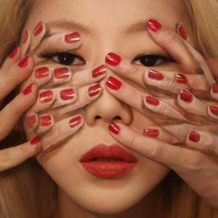 Dengan banyaknya jari di wajahnya ini terlihat seperti banyak tangan Namun tidak pemirsa Itu hanyalah lukisan ilusi visual karya Dian Yoon Kwikku, Dengan banyaknya jari di wajahnya ini terlihat seperti banyak tangan Namun tidak pemirsa Itu hanyalah lukisan ilusi visual karya Dian Yoon