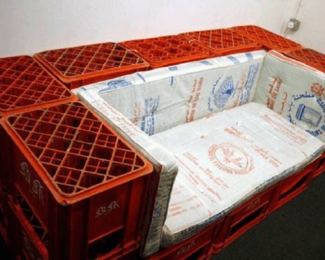Seseorang mampu mencurahkan keinginannya untuk membeli sofa dengan membuatnya sendiri menggunakan bahan seadanya Kwikku, Seseorang mampu mencurahkan keinginannya untuk membeli sofa dengan membuatnya sendiri menggunakan bahan seadanya