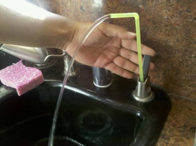Bingung dengan masalah pipa westafel yang rusak Orang ini mampu menciptakan yang baru dengan bahan seadanya Kwikku, Bingung dengan masalah pipa westafel yang rusak Orang ini mampu menciptakan yang baru dengan bahan seadanya