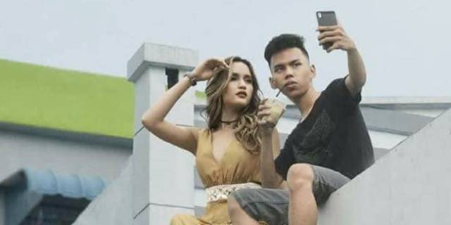 Gak kecapaian untuk foto bareng artis lelaki ini nekat ngedit foto ala jones dan menyebarkannya di dunia maya Kwikku, Gak kecapaian untuk foto bareng artis lelaki ini nekat ngedit foto ala jones dan menyebarkannya di dunia maya