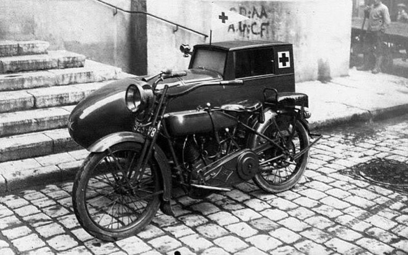 Selain memiliki roda ambulans jaman dulu banyak juga yang beroda seperti tampilan ambulans yang terbuat dari motor roda dua ini guys Kwikku, Selain memiliki roda ambulans jaman dulu banyak juga yang beroda seperti tampilan ambulans yang terbuat dari motor roda dua ini guys