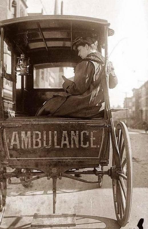 Gimana menurut kalian dengan foto lawas yang satu ini Sangat klasik bukan Sangat berbeda dengen tampilan ambulans di era modern ini Kwikku, Gimana menurut kalian dengan foto lawas yang satu ini Sangat klasik bukan Sangat berbeda dengen tampilan ambulans di era modern ini