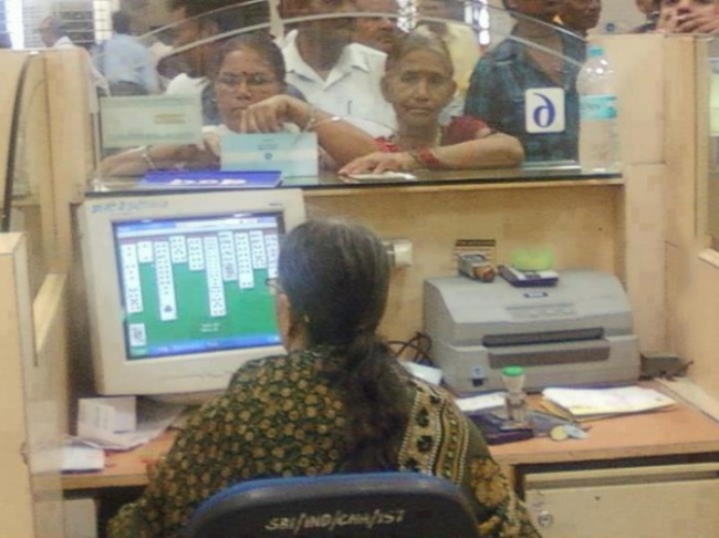 Keasyikan main solitaire si nenek lupa kalo lagi kerja Aduh nek antrian udah rame tuh Kwikku, Keasyikan main solitaire si nenek lupa kalo lagi kerja Aduh nek antrian udah rame tuh