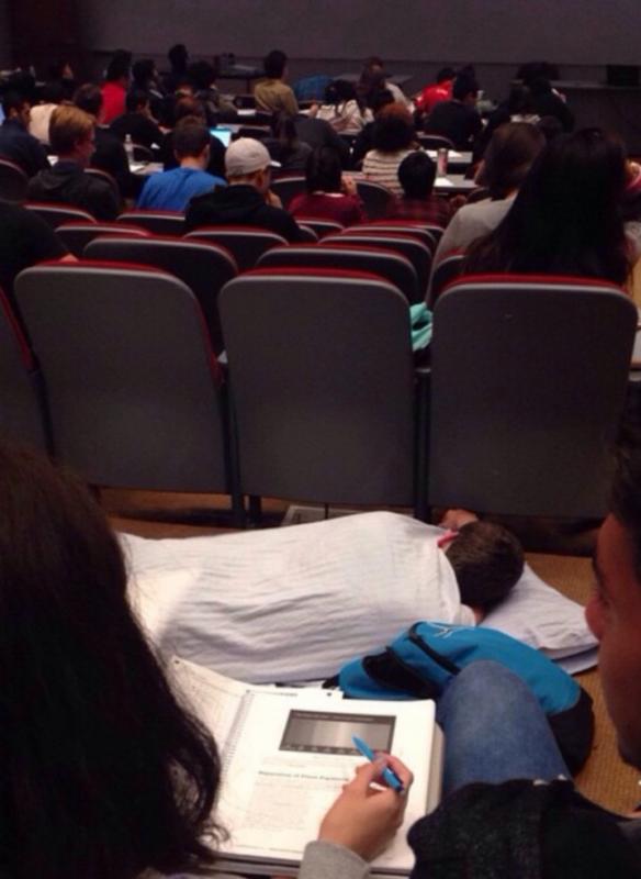 Nih mahasiswa udah gak bisa bedain mana kelas mana kamar kali yah Kwikku, Nih mahasiswa udah gak bisa bedain mana kelas mana kamar kali yah