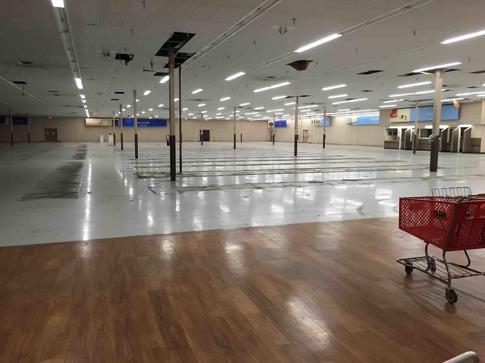 Supermarket yang belum diisi Luas banget Kwikku, Supermarket yang belum diisi Luas banget