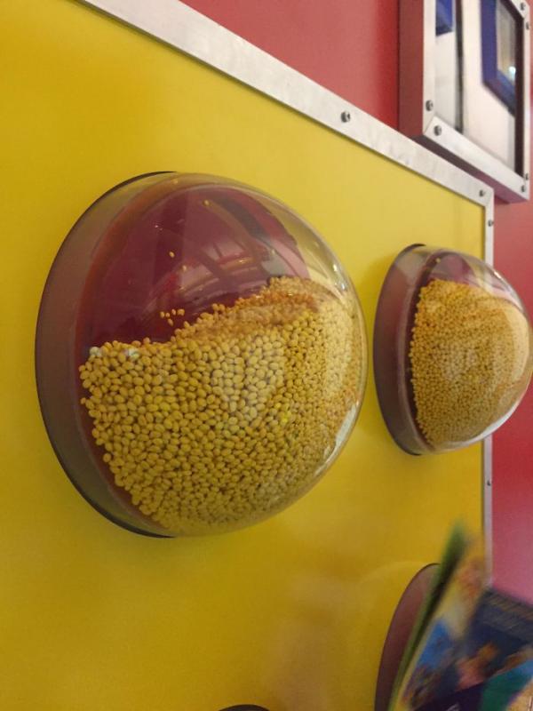 Sebelum diolah menjadi permainan lego beginilah bentuk biji plastiknya Kwikku, Sebelum diolah menjadi permainan lego beginilah bentuk biji plastiknya