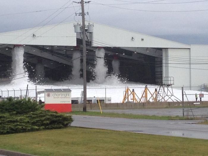 Inilah yang terjadi jika sistem anti kebakaran dalam hangar pesawat diaktifkan Kwikku, Inilah yang terjadi jika sistem anti kebakaran dalam hangar pesawat diaktifkan