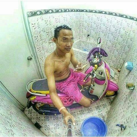 Banyak loh orang yang cinta banget sama kendaraannya sampaisampai rela mandi bareng di kamar mandi bareng motor kesayangannya Kwikku, Banyak loh orang yang cinta banget sama kendaraannya sampaisampai rela mandi bareng di kamar mandi bareng motor kesayangannya