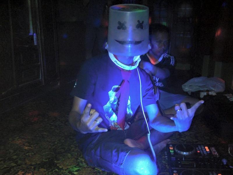 Udah ngebet banget pengen jadi seorang DJ terkenal seorang DJ gadungan menyamar menjadi DJ Marsmelow dan mengupload fotonya di medsos Kwikku, Udah ngebet banget pengen jadi seorang DJ terkenal seorang DJ gadungan menyamar menjadi DJ Marsmelow dan mengupload fotonya di medsos