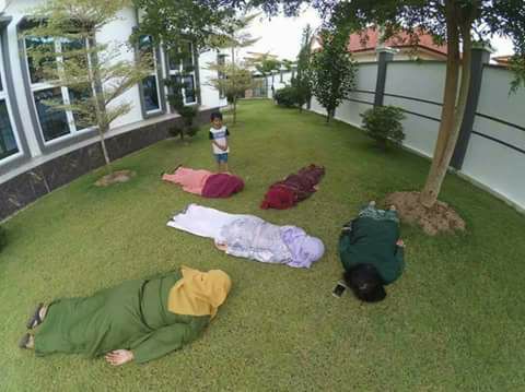Ibu Ibuibu ini lagi pada ngapain sih Sing eling ibuu kok jadi malah pada gulingguling di rumput kayak gini sih Kwikku, Ibu Ibuibu ini lagi pada ngapain sih Sing eling ibuu kok jadi malah pada gulingguling di rumput kayak gini sih