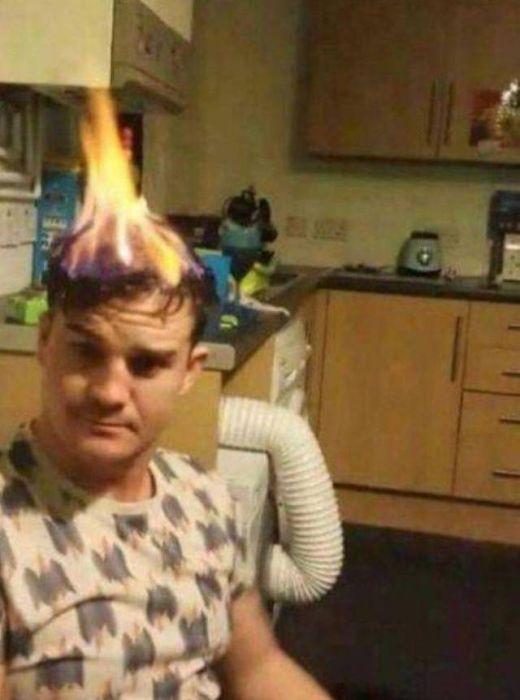 Udah tau kepalanya On Fire tapi kok masih juga sempat selfie yah Kwikku, Udah tau kepalanya On Fire tapi kok masih juga sempat selfie yah