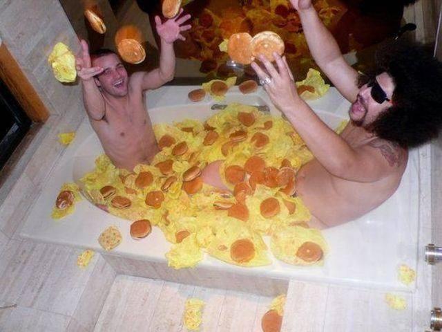 Mandi burger gak tau apa motif mereka yang sebenarnya tetapi ini sedikit aneh Gak ada mandi yang lebih bagus kah mandi uang atau lainnya kek Kwikku, Mandi burger gak tau apa motif mereka yang sebenarnya tetapi ini sedikit aneh Gak ada mandi yang lebih bagus kah mandi uang atau lainnya kek